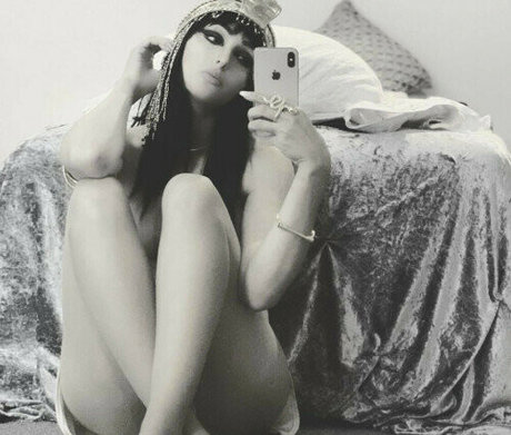 AvyannaLouve star sexy photo