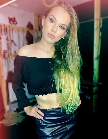 Lady Annabelle nice model pictures