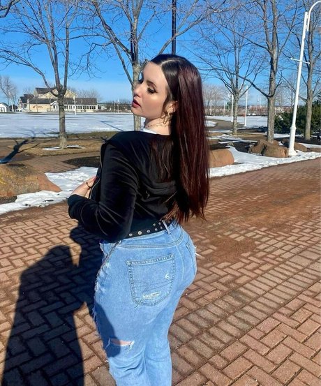 Sofia MacBeth sexy model pics