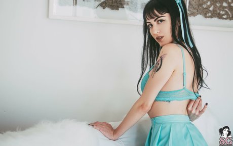 alineem erotic model photo