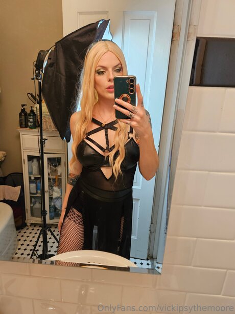 vickipsythemoore model nudes image