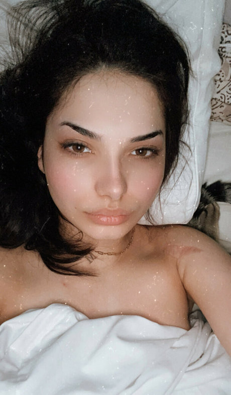 egirlmac exclusive model image