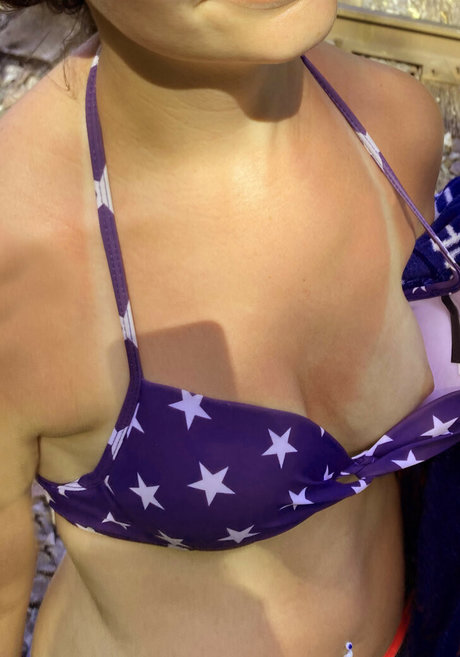 Broomtrail model exclusive photo