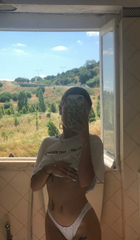 Damntae model pornographic image