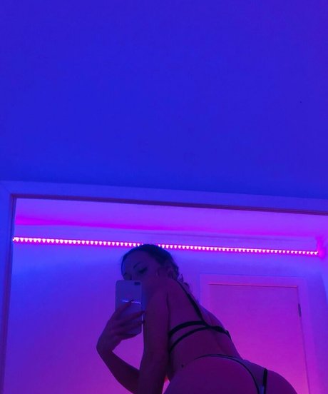 Damntae naked model pic