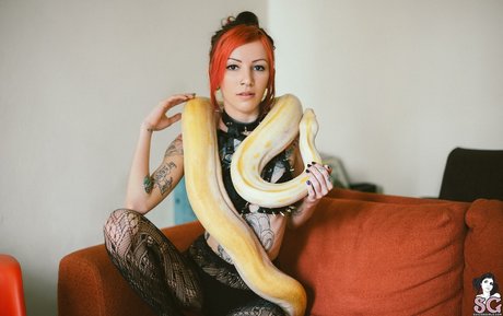 Juh Connie naked model img