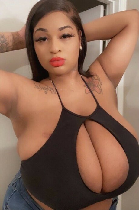 Itsnayhoee model nude gallery