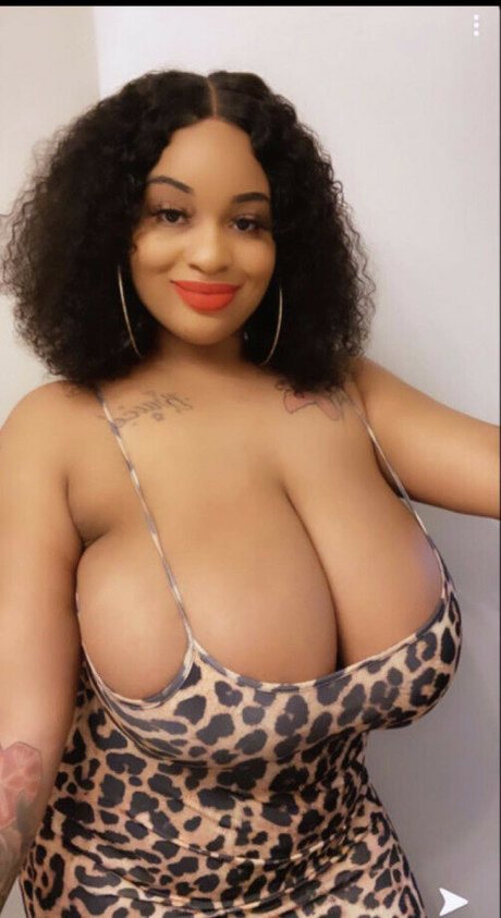 Itsnayhoee naked model photo