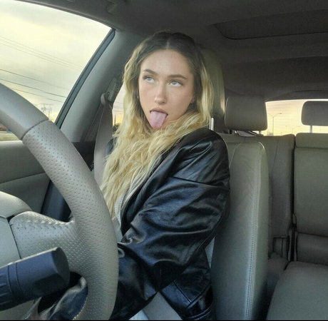 catiee nude model img