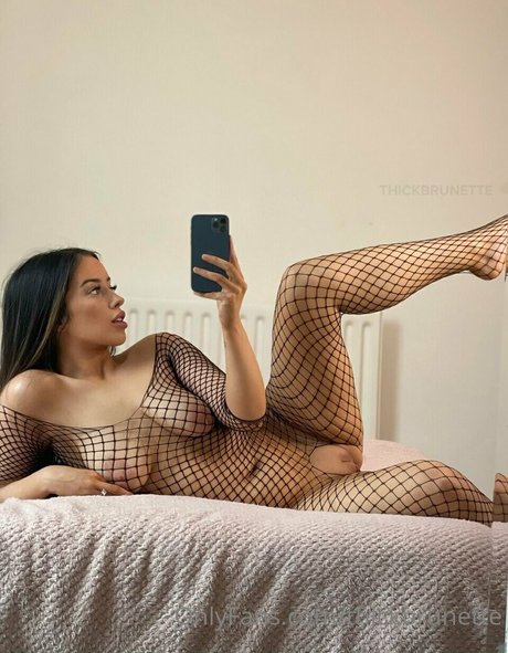 Thick Brunette xxx model picture