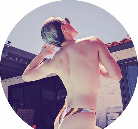 Hannah Hart naked model pic