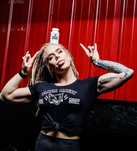 Mel With The Dreads pretty model pics