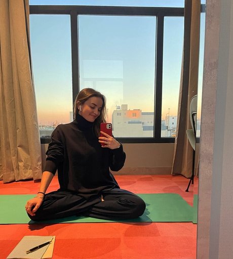 Catie Munnings star sexy img