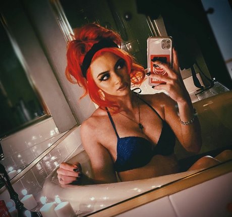 Gigi Dolin naked pornstar img