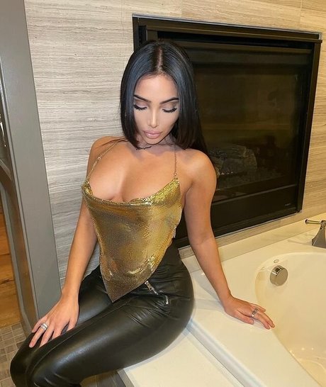 Raquel Symons hd model pics