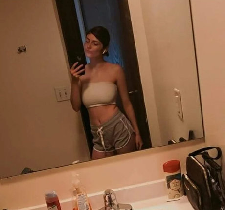 Trippyyjellyfish hot pornstar picture