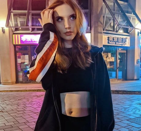 breadwitchery star naked photo