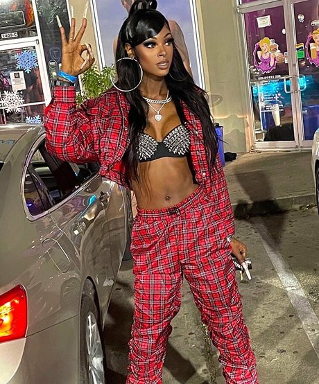 Erotica Vanderlei model nude photos