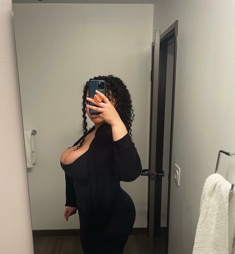 Tanya Mayenge model sexy img