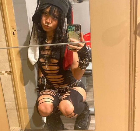 Saintsgoth model naked images