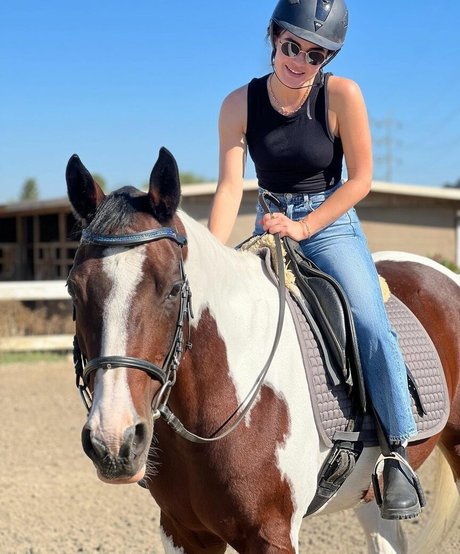 Lucy Hale nudes model photo