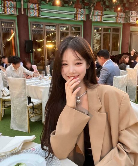 Uzaa xxx model photo