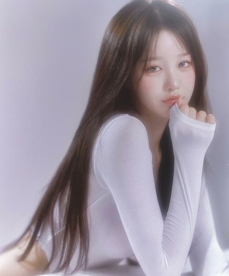 Uzaa model nude gallery