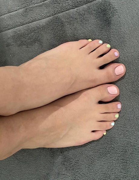 Ari Game Plays model erotic image