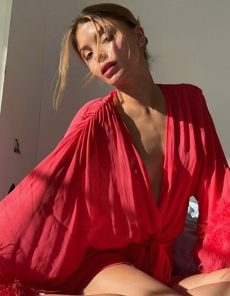 Dasha Komarova high quality actress images