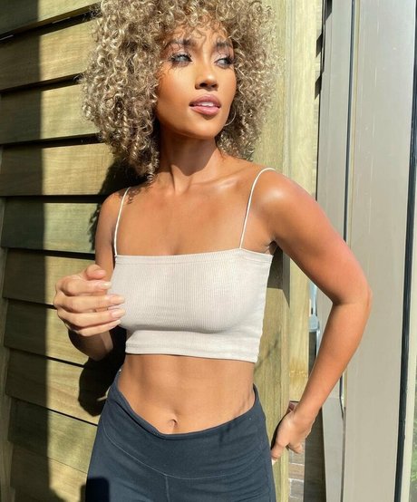 Elle Smith sexy actress images