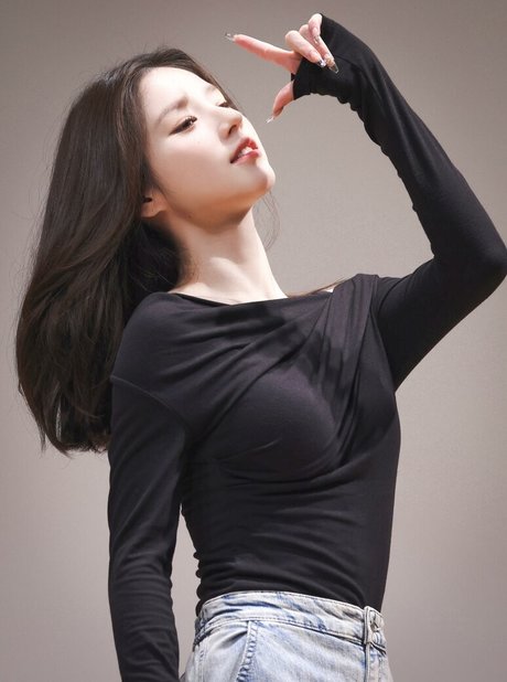 HeeJin model pornographic photos