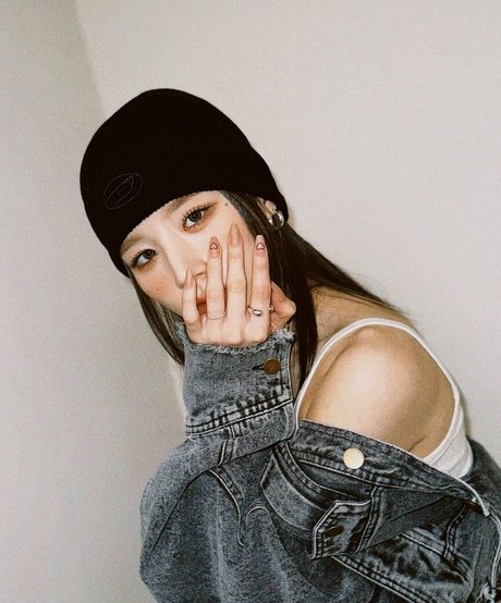 HeeJin sexy model picture