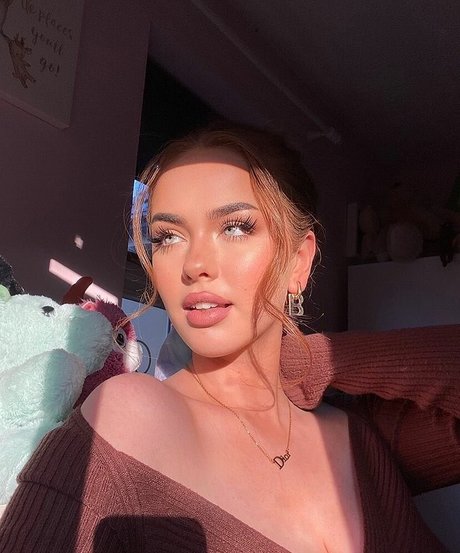 Neave Dare hot pornstar pics