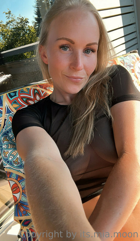 Mia Moon model xxx pic