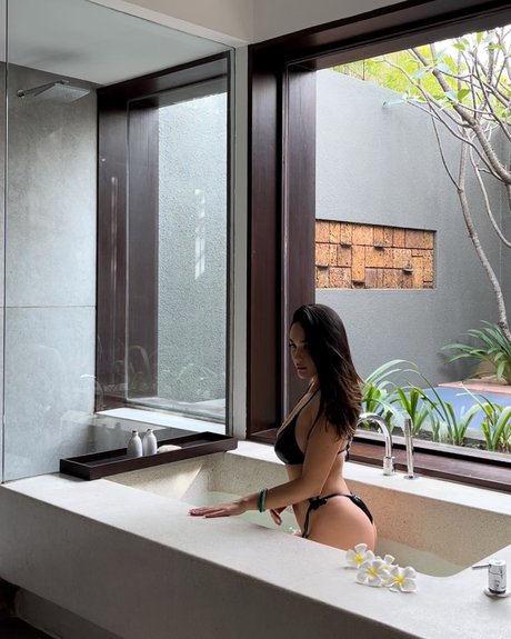 Jasmine Santos model erotic gallery