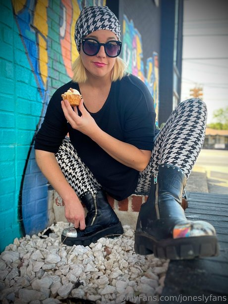 Lindsay Jones beautiful actress pictures