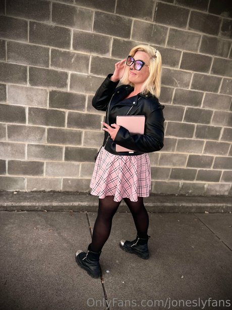 Lindsay Jones beautiful model picture