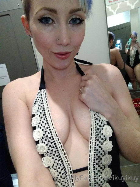 Ikuy Cosplayer actress image