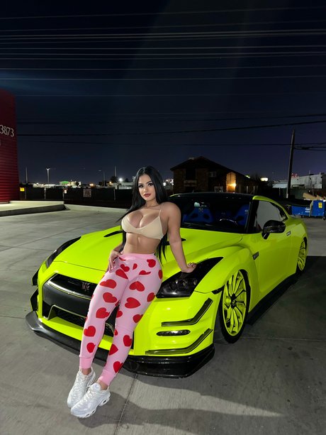 Nadia Khar hd actress pics