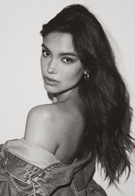 Sarah Lewis model best photo