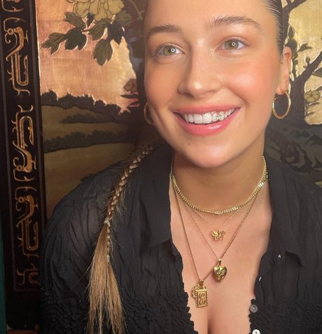 Elsie Hewitt pornstar exclusive photos