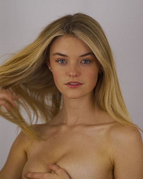 Willow Hand star adult photos