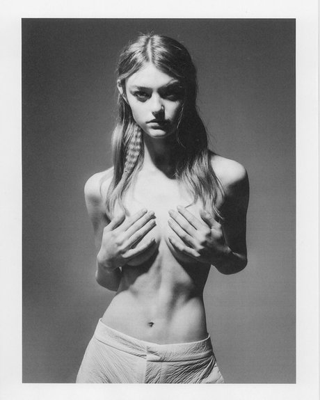 Willow Hand pornstar hot pics