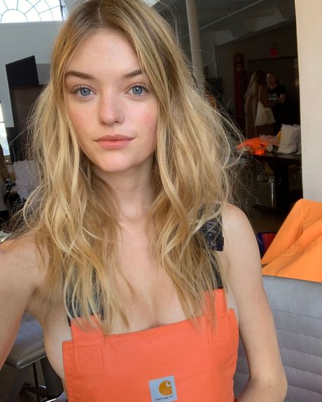 Willow Hand hot actress image