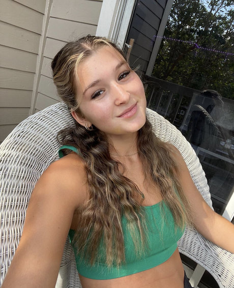 Alyssa Schwimer pretty actress pics