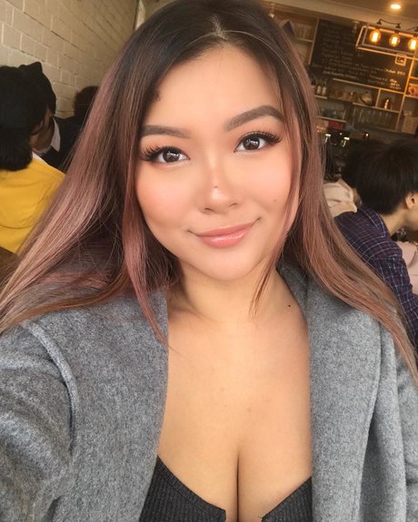 Vicki Li naked pornstar img