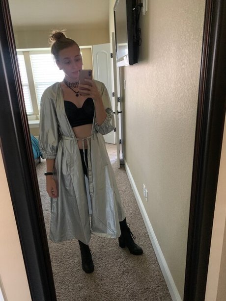 Alanis King sexy actress pics