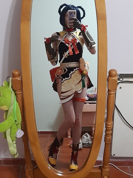 Kiki Glitter Cosplay model beautiful img