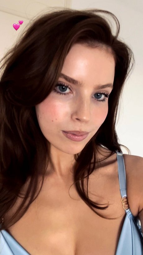 Emily Deyt Aysage naked actress pics