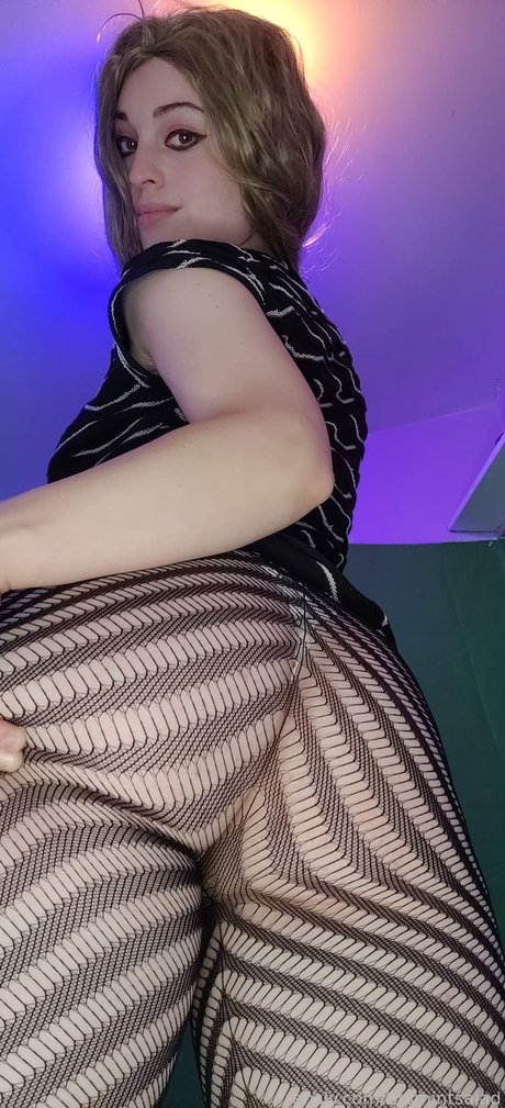 Titsmintsalad model art galleries